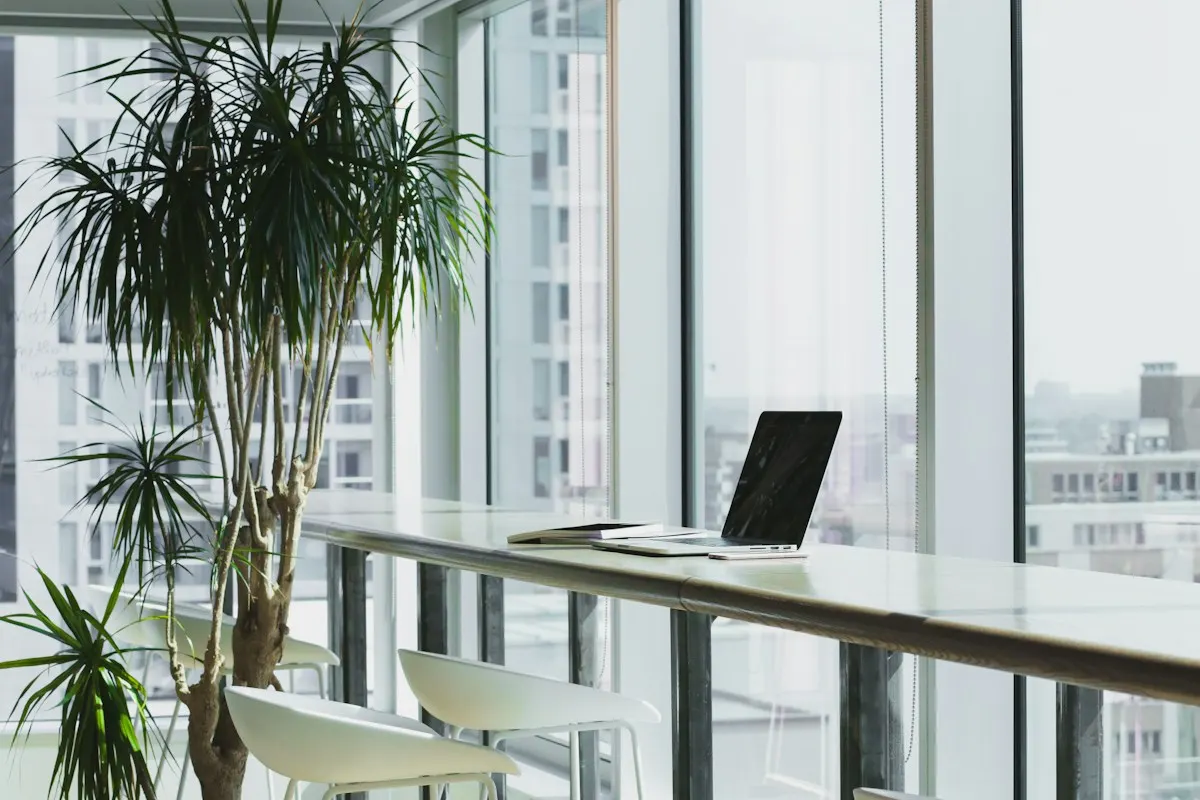 Ambiente de trabalho iluminado do escritório